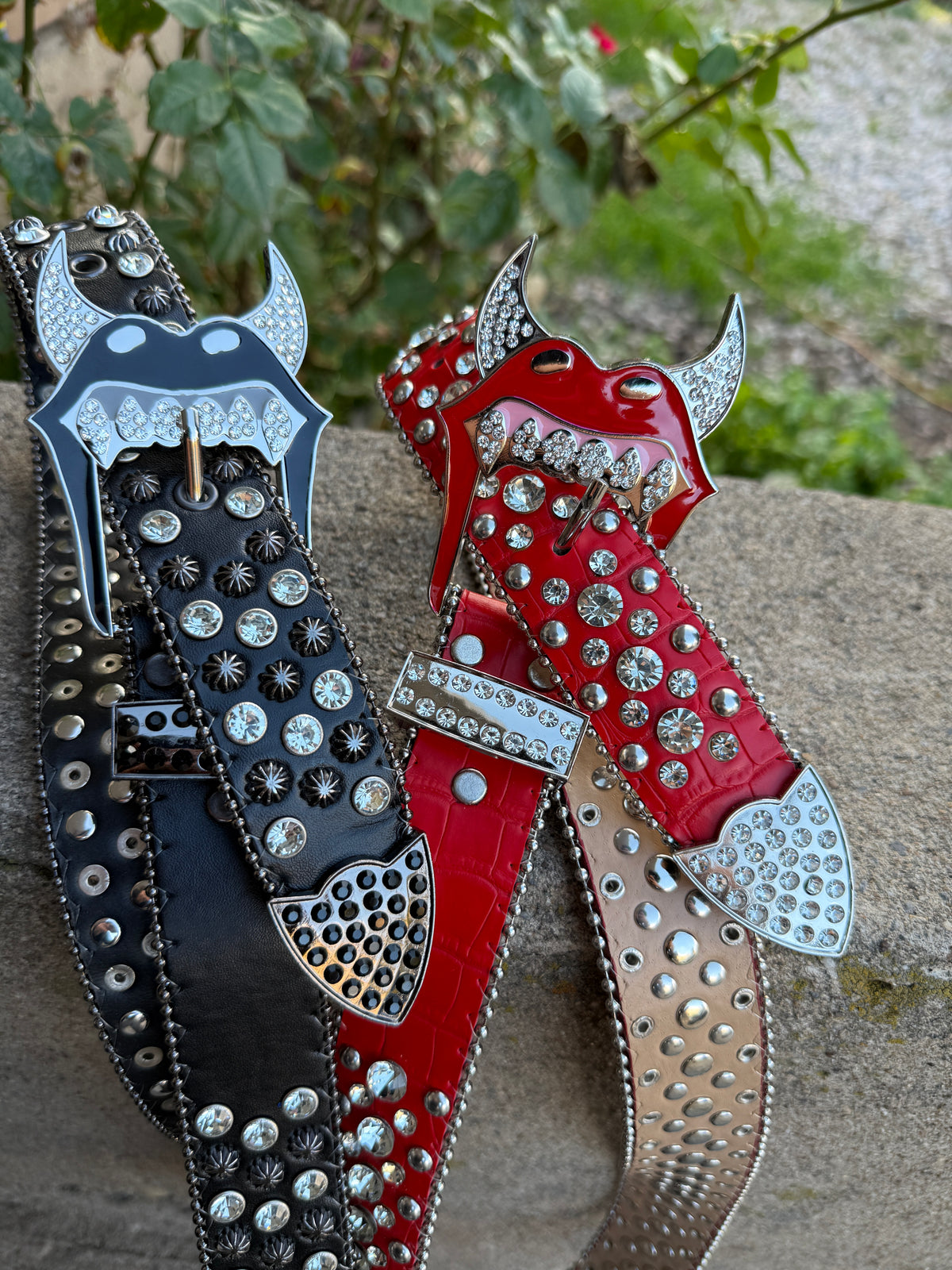 “HOT LIPS RHINESTONE BELT”