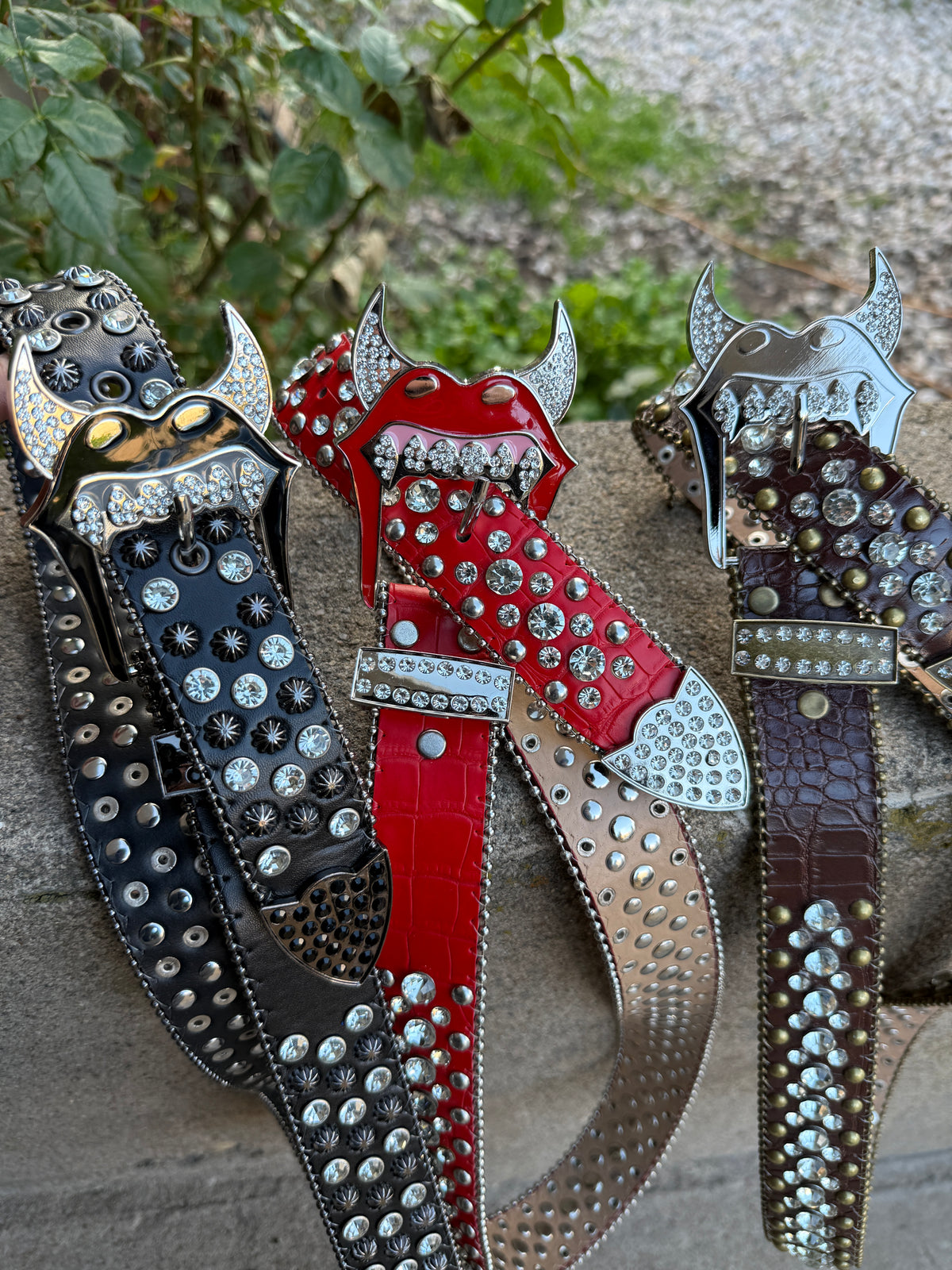 “HOT LIPS RHINESTONE BELT”