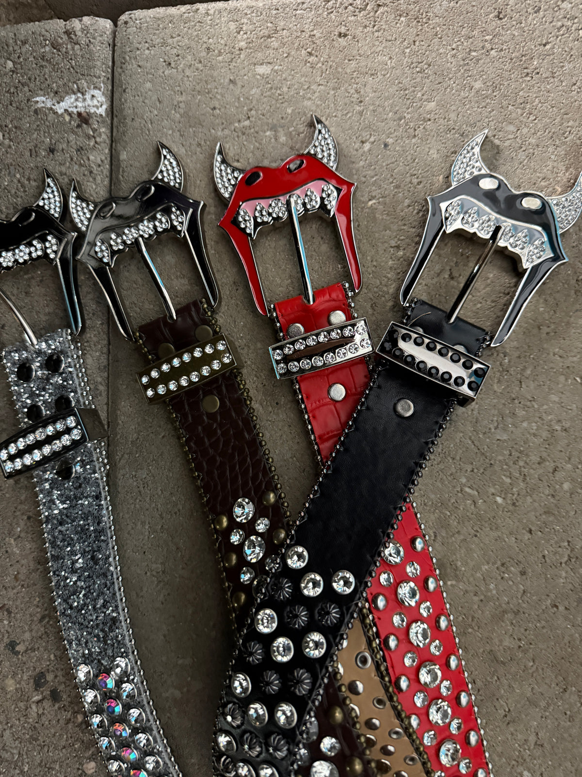 “HOT LIPS RHINESTONE BELT”