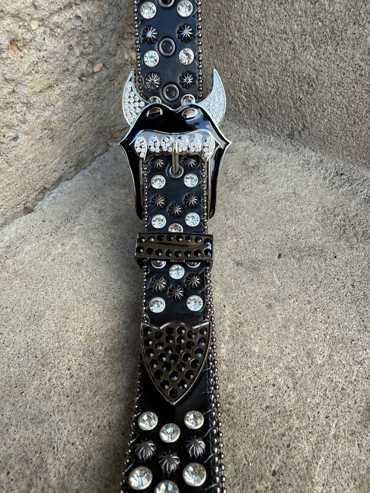 “HOT LIPS RHINESTONE BELT”
