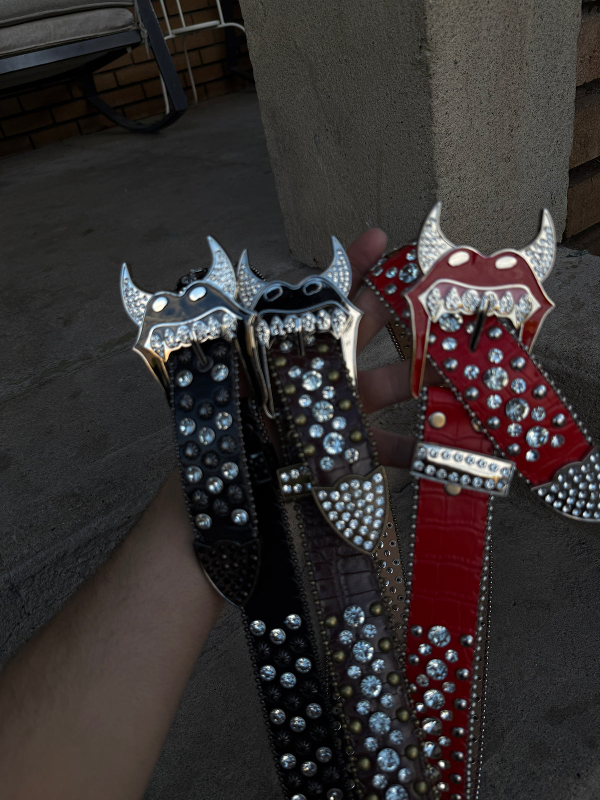 “HOT LIPS RHINESTONE BELT”