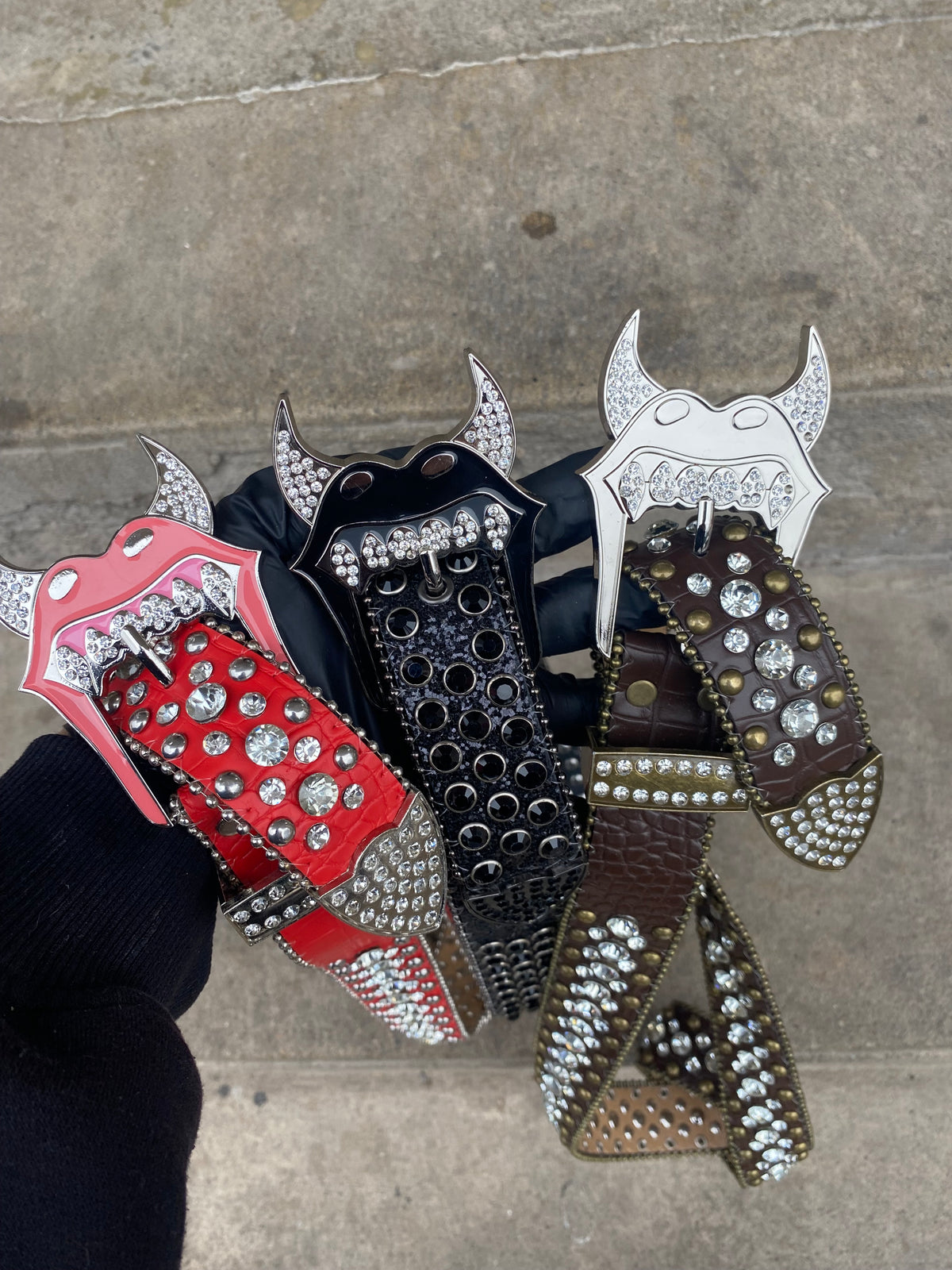 “HOT LIPS RHINESTONE BELT”